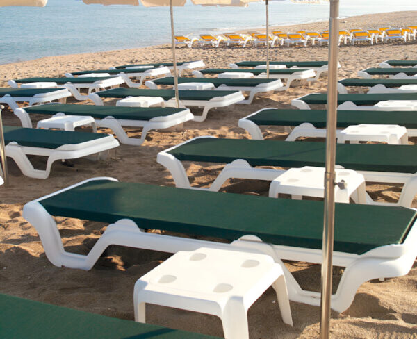 Taula auxiliar Mini en ambient de platja, junt amb les gandules Lola